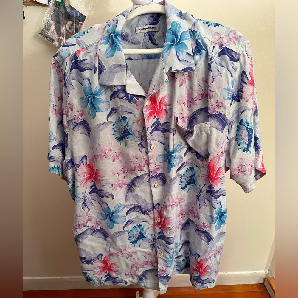 Tommy Bahama floral button down shirt. Botanical prints on white background.EUC